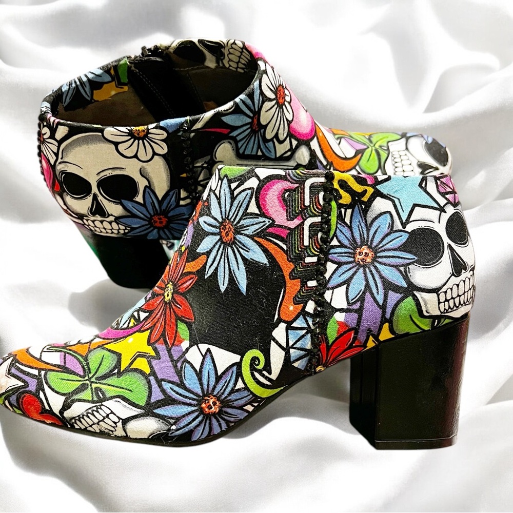 Ladies SIZE 8.5……SUGAR SKULLS…..Custom Ankle Boots.  New…..EASY STRIDE